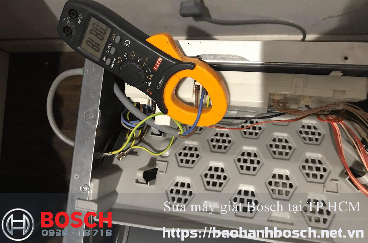 Điện tử kiểm tra điện áp bảo hành Bosch trong quá trình sửa máy giặt tại TP.HCM, đảm bảo chất lượng và uy tín cho khách hàng.