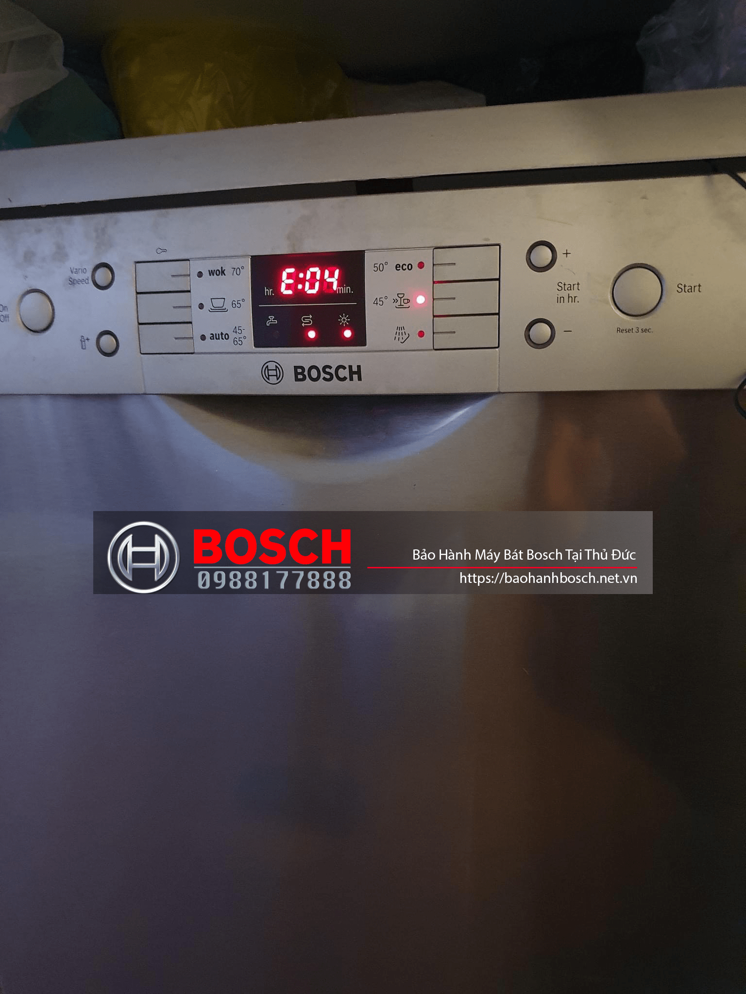 Hình ảnh máy rửa bát Bosch với màn hình hiển thị, chế độ vận hành và các nút điều khiển rõ nét, dịch vụ bảo hành Bosch tại Thủ Đức, bảo dưỡng và sửa chữa máy Bosch chính hãng tại Việt Nam.