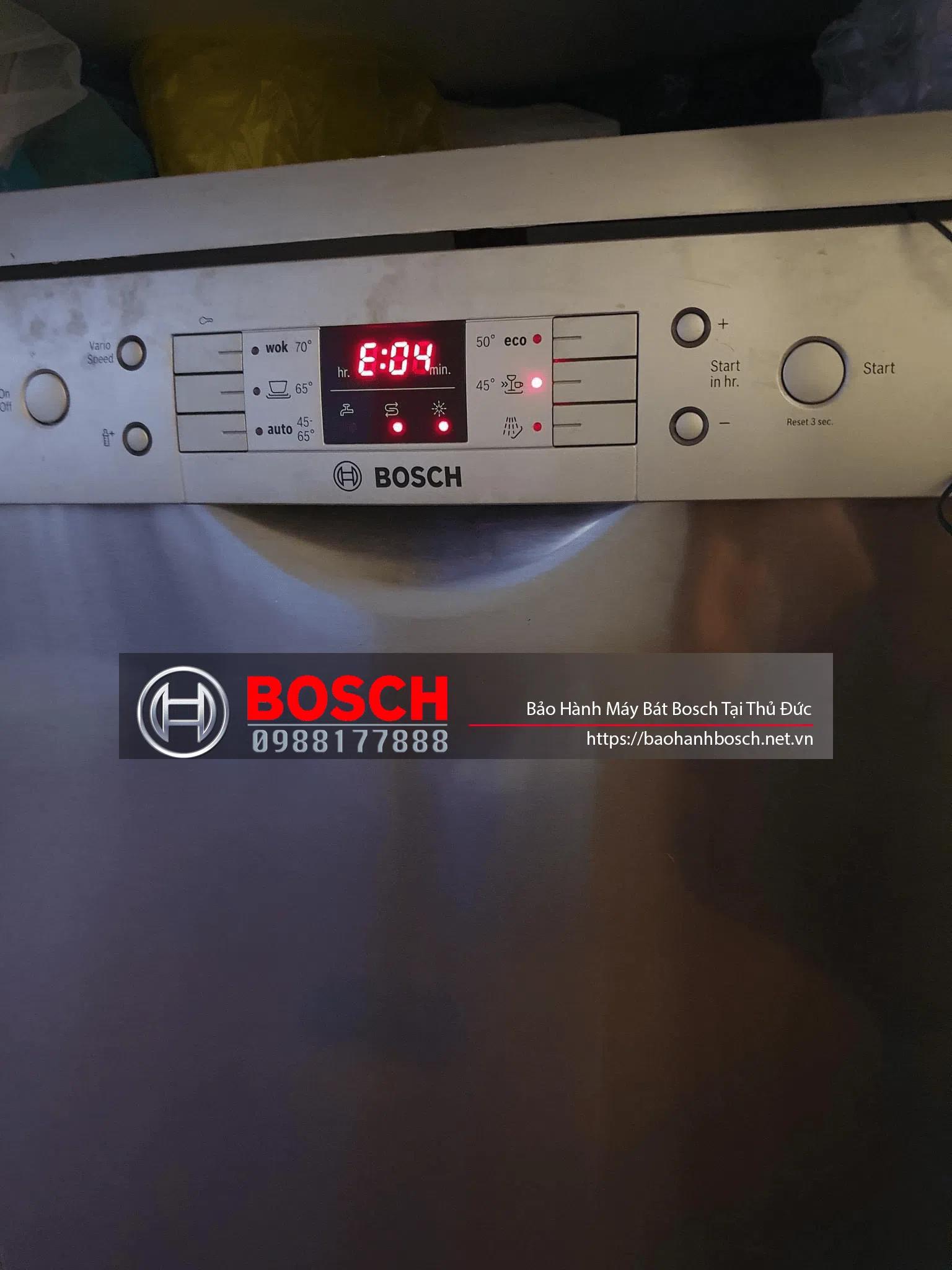 Hình ảnh máy rửa bát Bosch với màn hình hiển thị, chế độ vận hành và các nút điều khiển rõ nét, dịch vụ bảo hành Bosch tại Thủ Đức, bảo dưỡng và sửa chữa máy Bosch chính hãng tại Việt Nam.