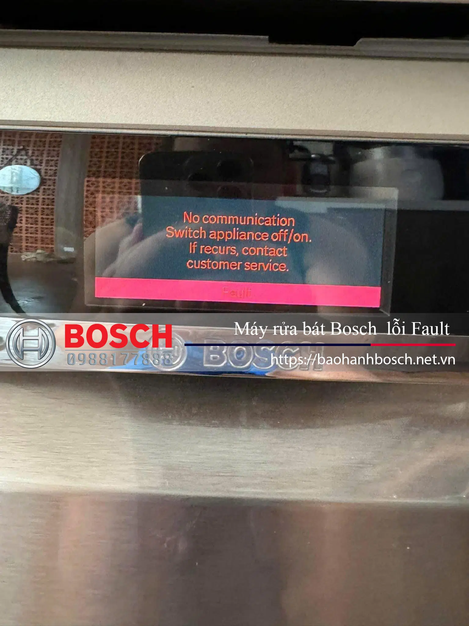 Lỗi máy rửa bát Bosch hiển thị trên màn hình, thông báo không liên lạc được và đề nghị liên hệ dịch vụ khách hàng. Hình ảnh liên quan đến bảo hành, sửa chữa máy rửa bát Bosch.