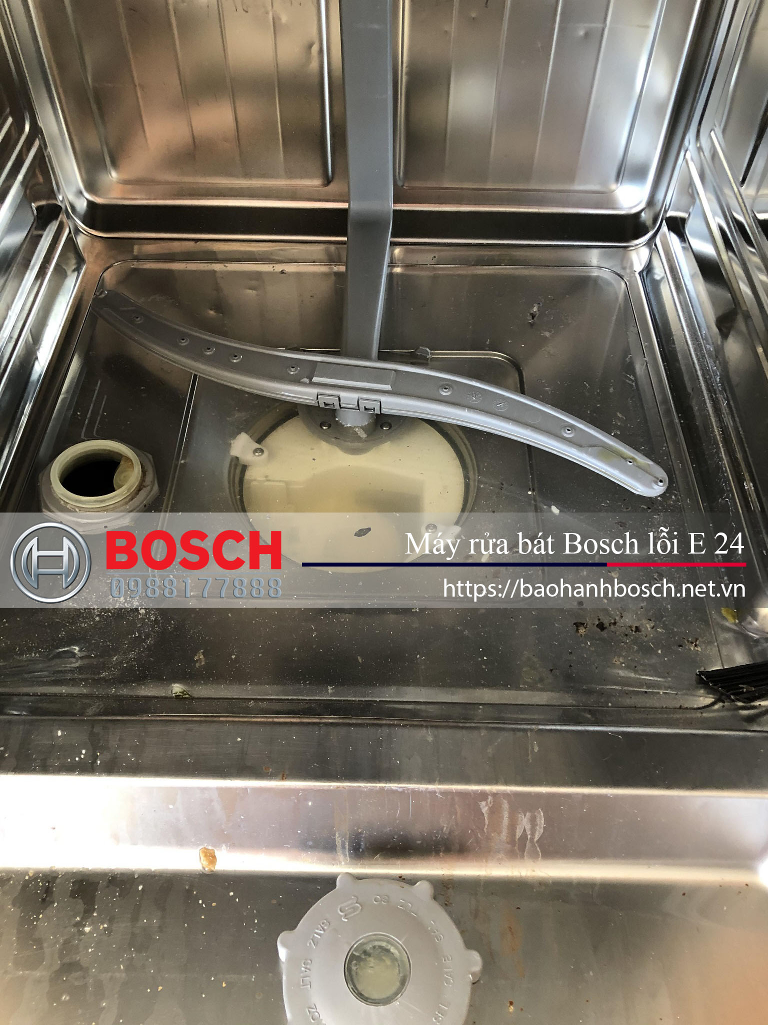 Linh kiện thay thế bên trong máy rửa bát Bosch lỗi E 24. Minh chứng cho dịch vụ bảo hành Bosch chính hãng, đảm bảo sửa chữa và bảo trì máy rửa bát Bosch hiệu quả, uy tín tại Việt Nam.