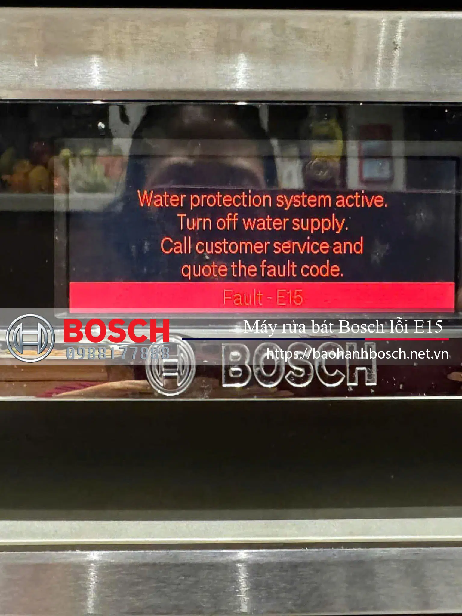 Lỗi E15 trên máy rửa bát Bosch, cảnh báo hệ thống bảo vệ chống rò nước, yêu cầu tắt nguồn và liên hệ dịch vụ khách hàng để kiểm tra và sửa chữa.